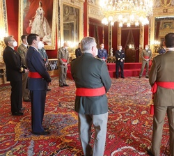 Su Majestad el Rey durante la audiencia a un grupo de Generales de Brigada y Contralmirantes